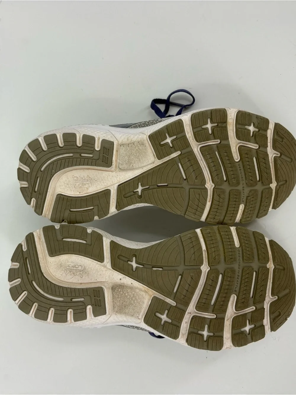 Brooks Adrenaline GTS 22 Running Shoes in Gray Women’s Size 7